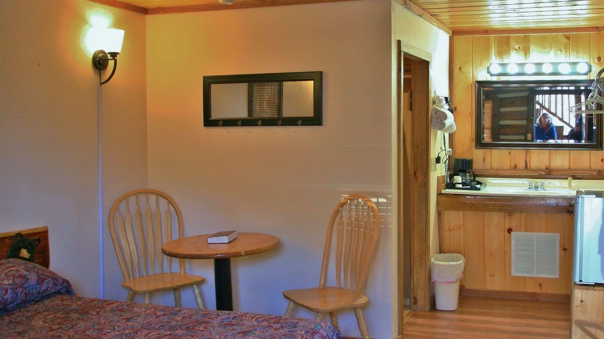 Black Bear Lodge Motel Slade Екстериор снимка